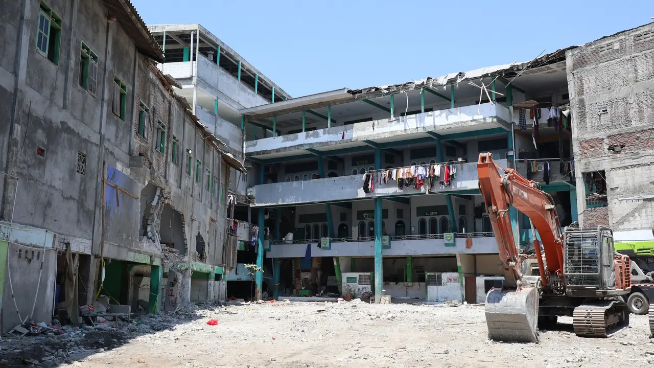 Petugas melakukan pembersihan puing reruntuhan gedung musala Ponpes Al Khoziny. Foto BNPB