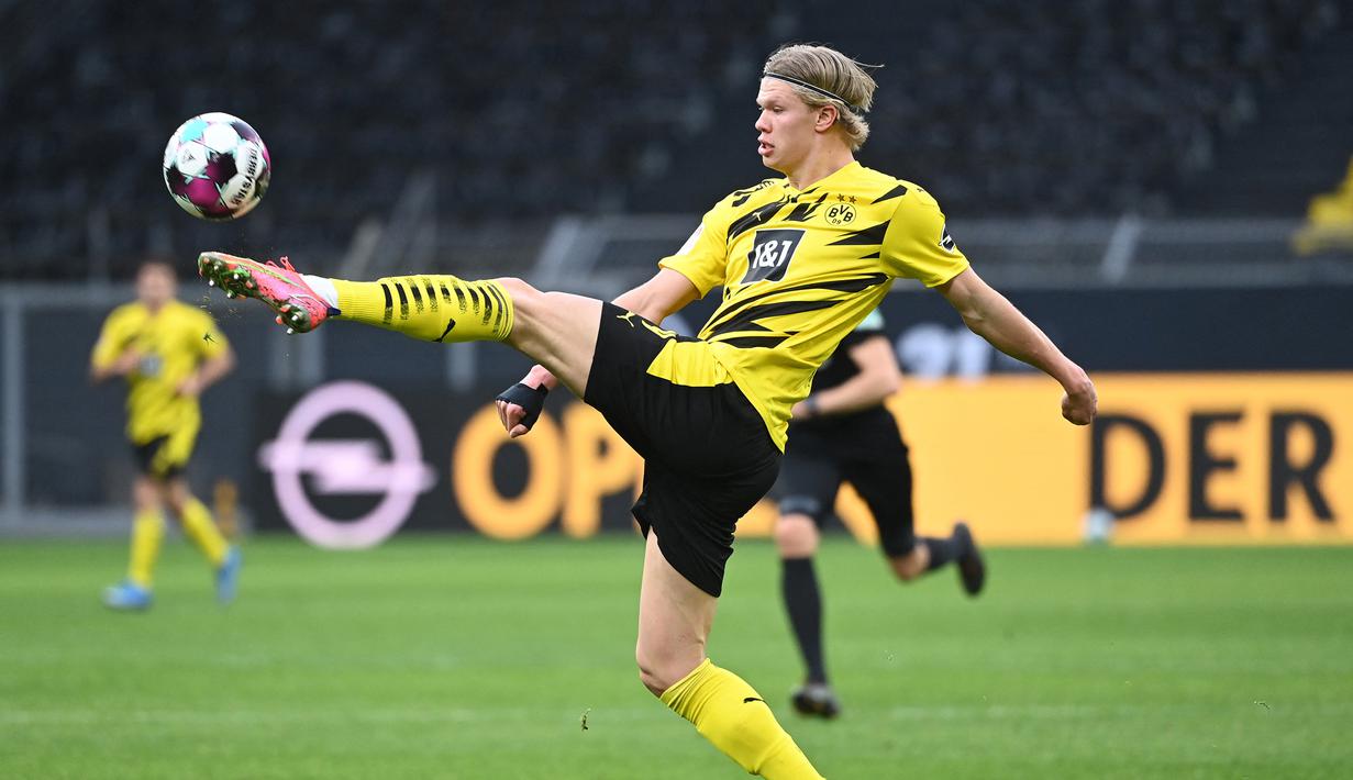 Erling Braut Haaland. Striker Borussia Dortmund ini tampil ciamik di Liga Jerman maupun Liga Champions musim ini. Dengan dana besar awal musim nanti, Ole Gunnar Solskjaer memiliki kans untuk memboyongnya ke Old Trafford. (AFP/Ina Fassbender)