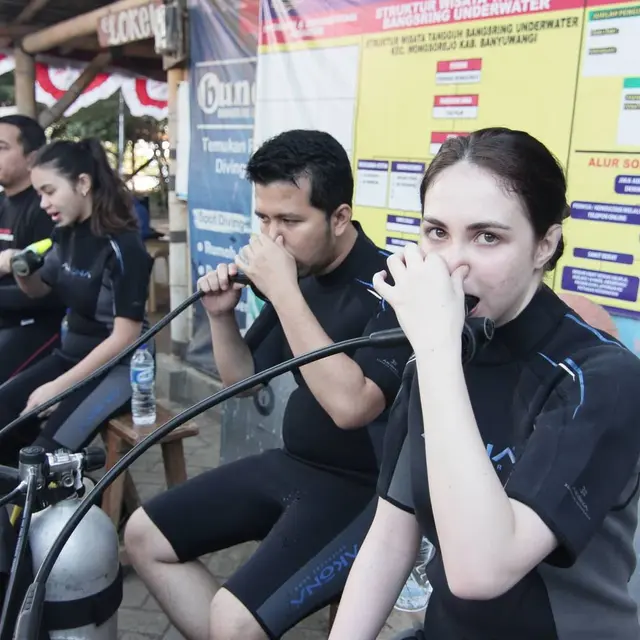 7 Momen Arumi Bachsin dan Emil Dardak Menyelam Bareng di Banyuwangi
