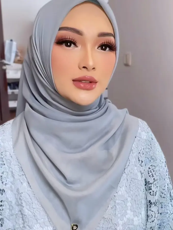 Potret Zaskia Gotik Dipulas Makeup Bold Saat Gelar Tasyakuran dan Aqiqah Anak Ketiga