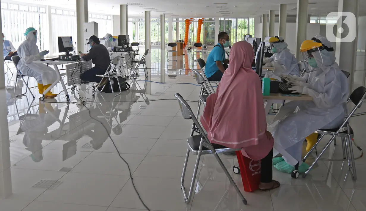 Petugas medis melakukan screening terhadap warga yang mengikuti swab test massal di Rumah Sakit Universitas Indonesia (RSUI), Depok, Jawa Barat, Selasa (2/6/2020). Pemkot Depok mensubsidi dengan menggratiskan warganya yang mengikuti pekan swab test massal di RSUI. (Liputan6.com/Herman Zakharia)
