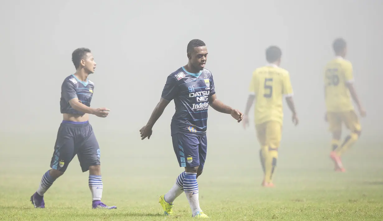 Laga antara Persib melawan PS Polri sempat terhenti akibat asap yang terjadi karena banyak supporter yang menyalakan suar. (Bola.com/Vitalis Yogi Trisna)