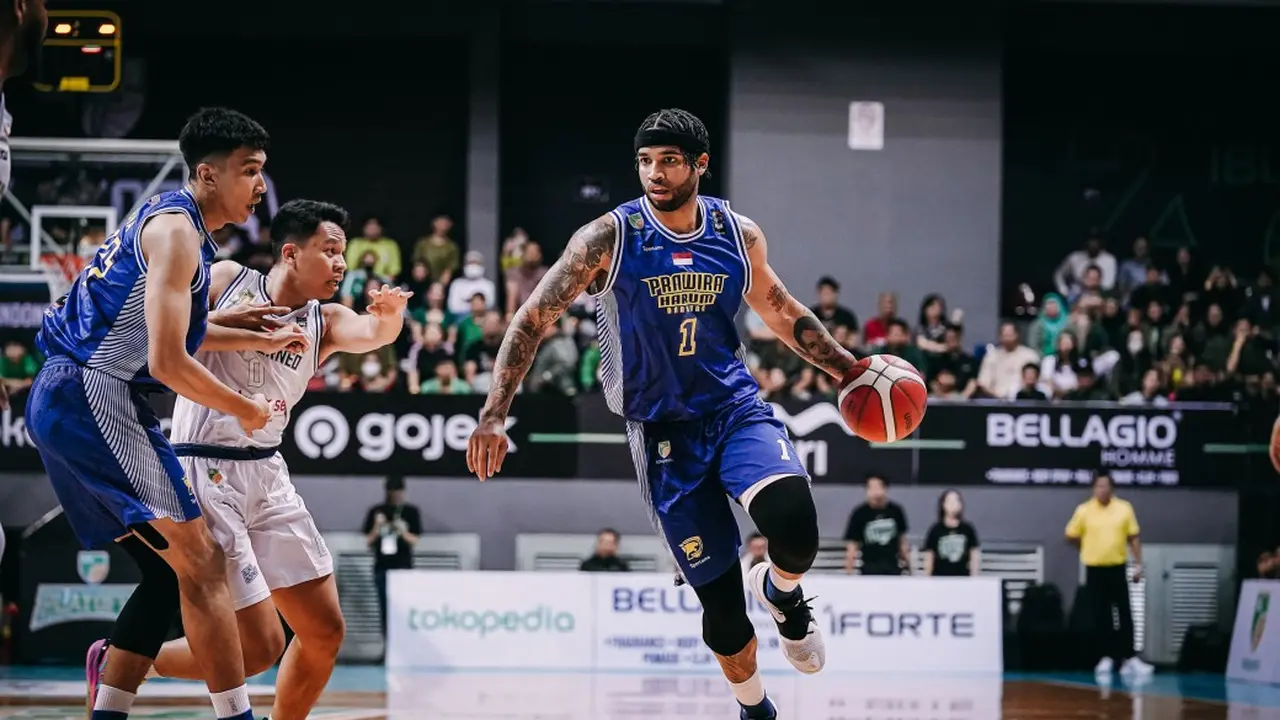 Pemain asing Prawira Brandone Francis beraksi kala melawan Bumi Borneo di play-off IBL