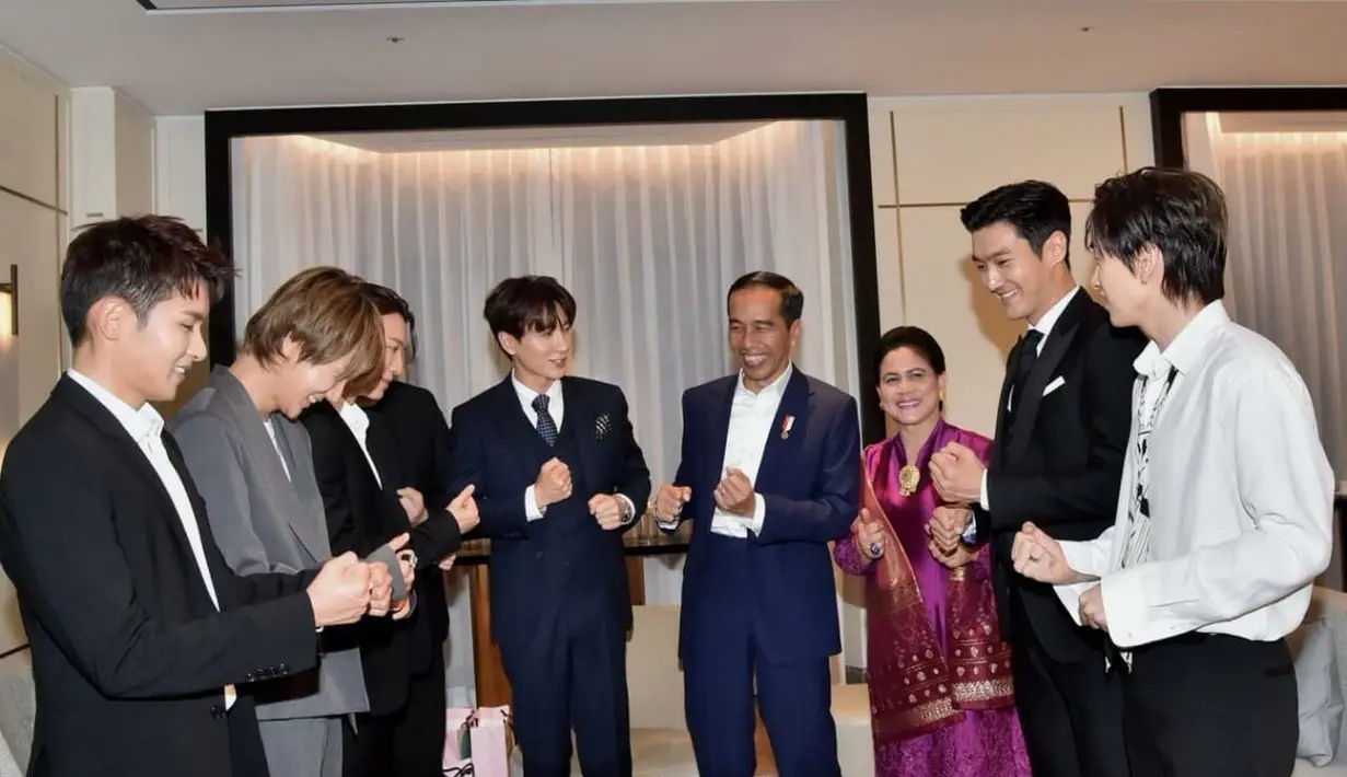 Twitter official SuJu sendiri mengunggah beberapa foto yang memperlihatkan kebersamaan mereka hingga goyang dayung. (Twitter/SujuFor_ELFindo)