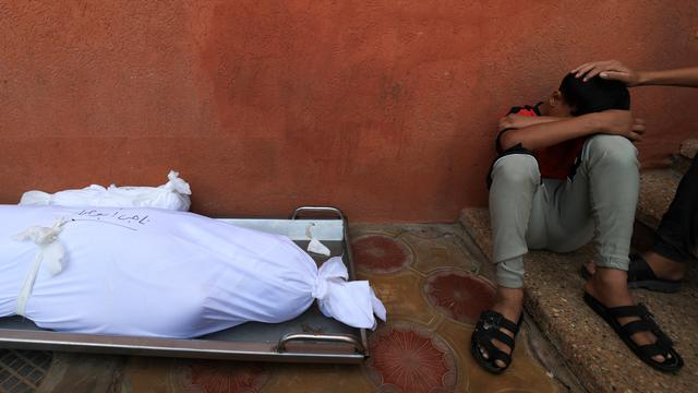 Para pengungsi Palestina mencari perlindungan di halaman Rumah Sakit Al-Nasser Gaza