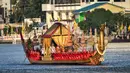 Kapal yang membawa Raja Thailand Maha Vajiralongkorn terlihat saat prosesi Royal Barge di Sungai Chao Phraya, Bangkok, Kamis (12/12/2019). Acara ini merupakan prosesi akhir penobatan Raja Thailand Maha Vajiralongkorn. (Lillian SUWANRUMPHA/AFP)