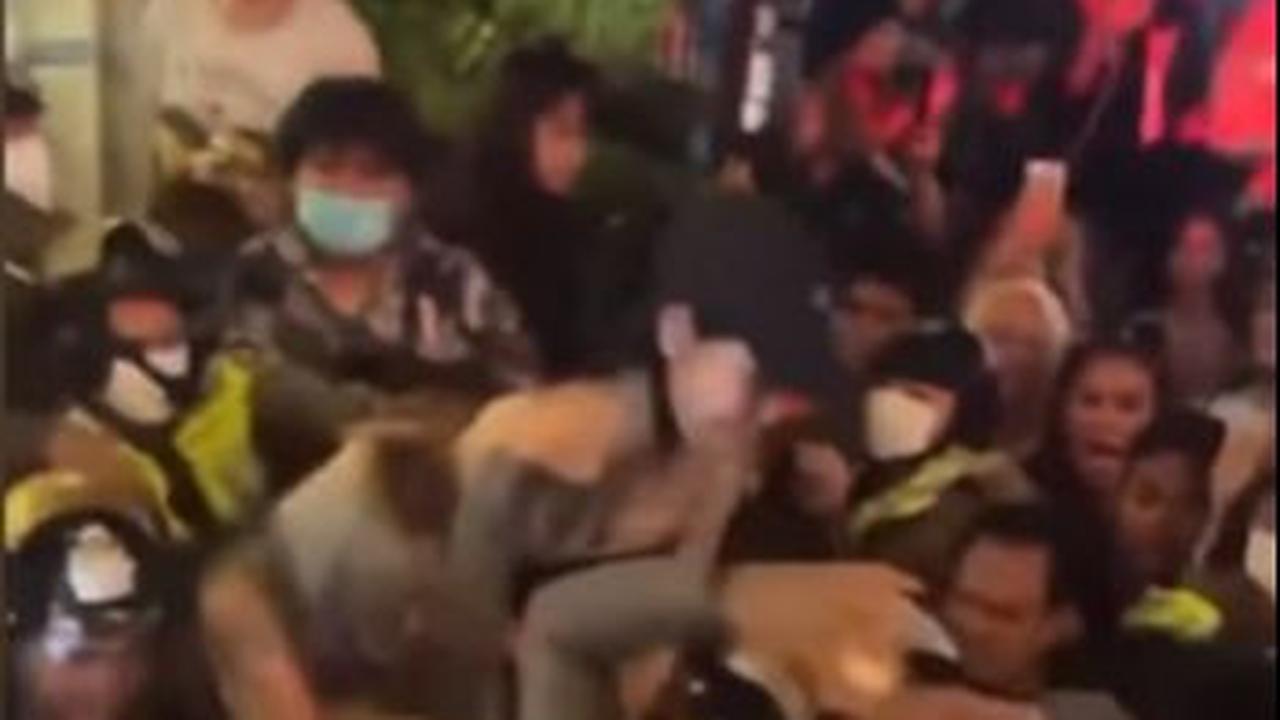 <b>Kronologi Kericuhan Dua Geng Waria</b>