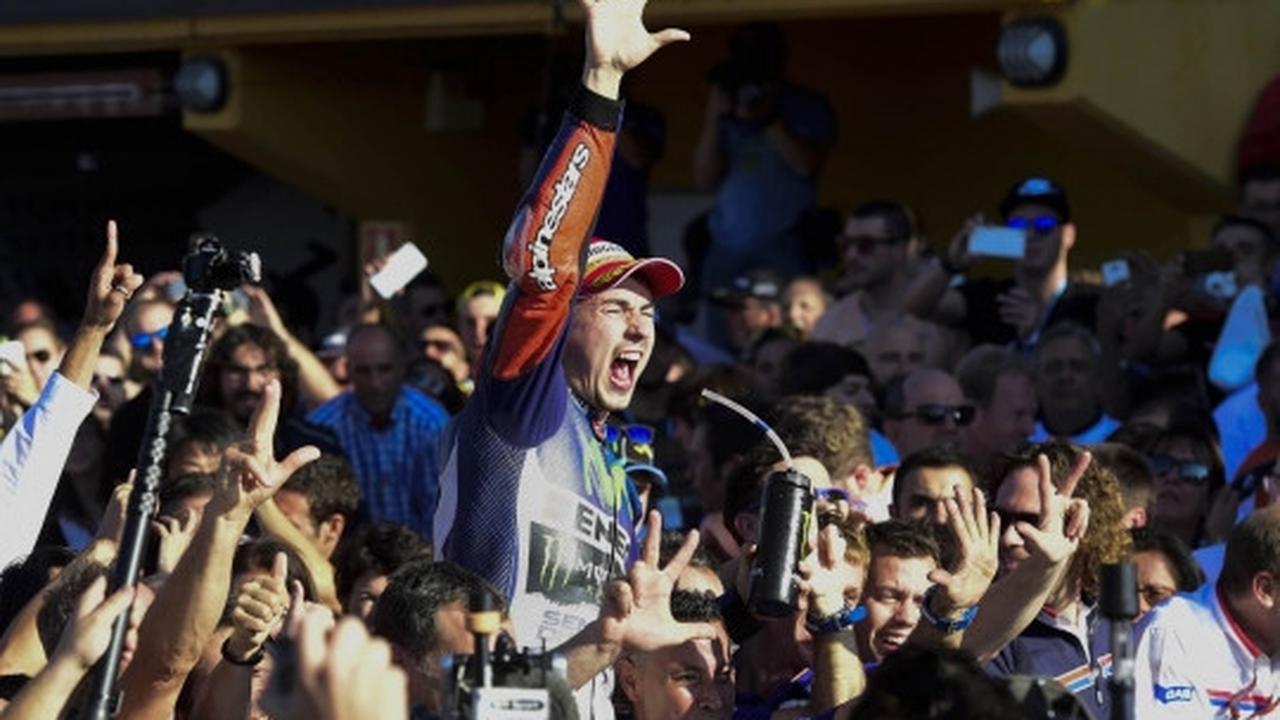 Lorenzo angkat trofi juara dunia MotoGP 2015