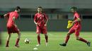 Aksi para pemain muda Bahrain saat uji coba lapangan di Stadion Pakansari, Bogor, (26/4/2018). Bahrain menjadi salah satu peserta yang akan mengikuti ajang PSSI Anniversarry Cup 2018. (Bola.com/Nick Hanoatubun)