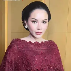 Alyssa Daguise justru tampil penuh pesona dalam rangkaian pernikahan El Rumi dan Syifa Hadju. [@studio.boh].