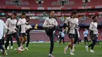 Para pemain Real Madrid saat ambil bagian dalam sesi latihan di stadion Emirates, London, 7 April 2025. (Adrian DENNIS/AFP)