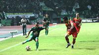Persebaya Surabaya mengalahkan Martapura FC 2-0 di Stadion Gelora Bung Tomo, Kamis (27/7/2017). (Liputan6.com/Dimas Angga P)