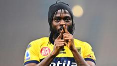 Gervinho akan absen membela Timnas Pantai Gading akibat mengalami cedera robek ligamen anterior pada Oktober lalu. Musim ini, mantan pemain Arsenal dan Lille tersebut hanya bermain sebanyak enam laga bersama Trabzonspor di Liga Turki. Hal ini tentu akan merugikan timnya. (AFP/Vincenzo Pinto)