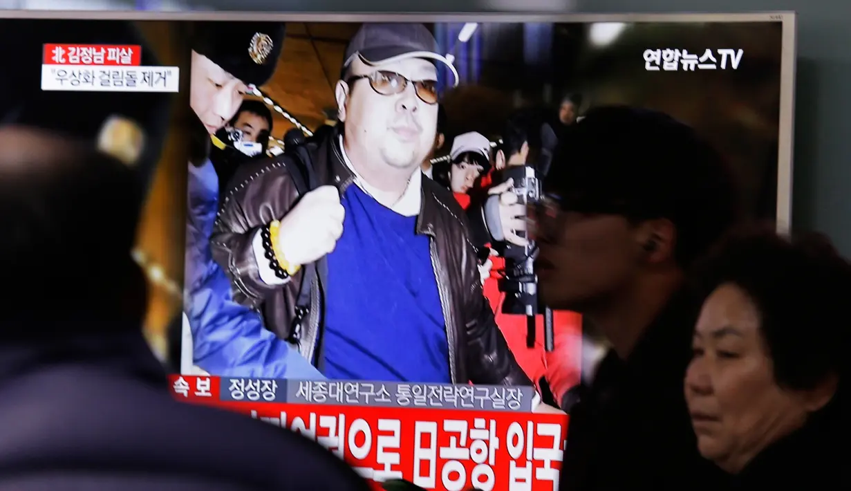 Layar TV menunjukkan gambar Kim Jong-nam, kakak dari pemimpin Korut Kim Jong-un, di stasiun kereta Seoul, Korea Selatan, Selasa (14/2). Sebelum mengembuskan nafas terakhir di Malaysia, Kim Jong-nam beberapa kali pindah negara. (AP Photo/Ahn Young-joon)