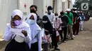 Pelajar dan masyarakat umum antre untuk menerima vaksin covid-19 di Gudang Darurat Nasional Palang Merah Indonesia, Jakarta, Kamis (15/7/2021). Vaksinasi yang menargetkan seribu peserta per hari diselenggarakan hingga 17 Juli 2021. (Liputan6.com/Johan Tallo)