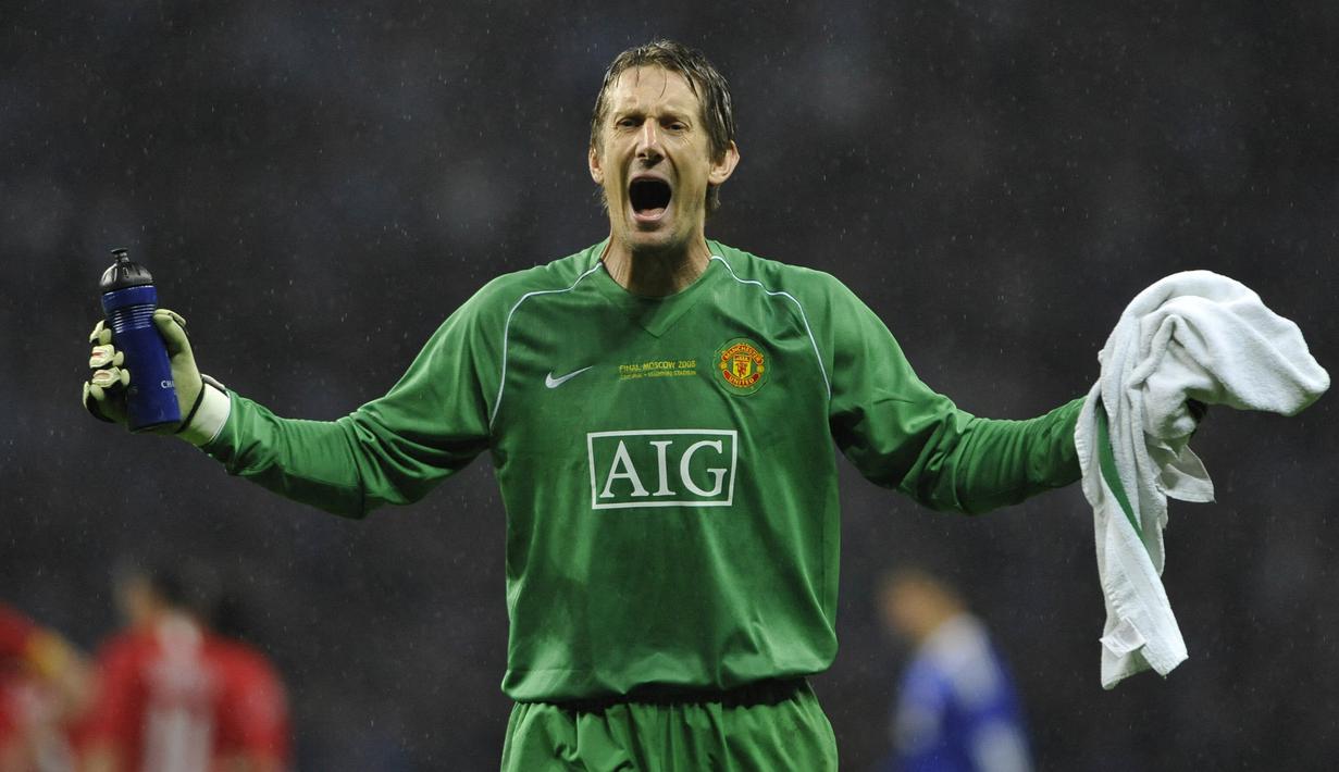 Edwin van der Sar. Kiper Belanda ini berusia 40 tahun, 6 bulan dan 29 hari saat melakoni laga terakhirnya di partai final Liga Champions melawan Barcelona, 28 Mei 2011. Selama total 6 musim telah bermain dalam 266 laga dengan mencatat 202 kebobolan dan 135 clean sheet. (AFP/Franck Fife)