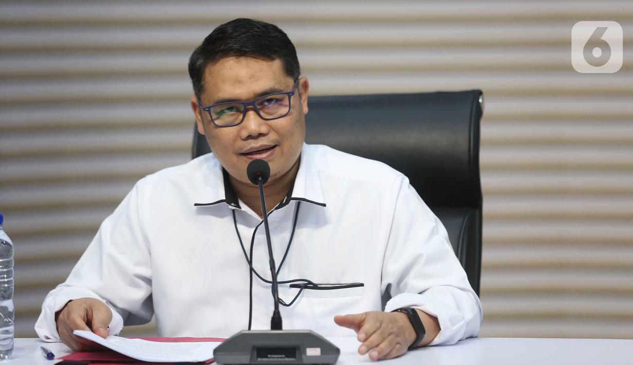 Deputi Penindakan dan Eksekusi Komisi Pemberantasan Korupsi (KPK), Asep Guntur Rahayu memberi keterangan terkait Operasi Tangkap Tangan (OTT) Bupati Tulungagung, Gatut Sunu Wibowo, di Gedung Merah Putih Komisi Pemberantasan Korupsi, Jakarta, Sabtu (11/4/2026). (Liputan6.com/Helmi Fithriansyah)