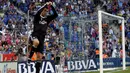 Penyerang Real Madrid, Cristiano Ronaldo melakukan selebrasi usai mencetak gol ke gawang Espanyol pada laga Liga Spanyol di Stadion Power8, Senin (18/5/2015). Real Madrid menang 4-1 atas Espanyol. (Reuters/Gustau Nacarino)