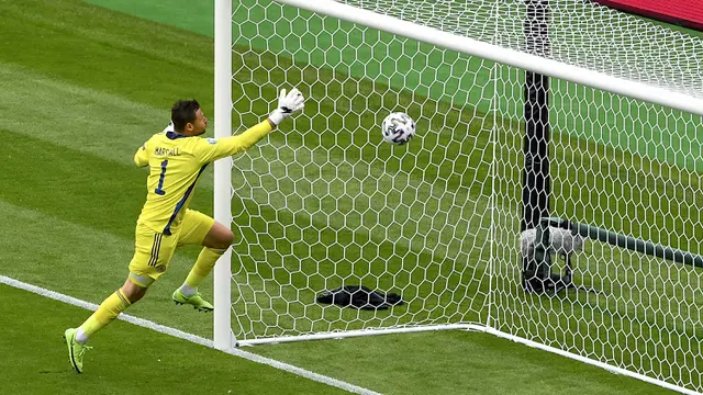FOTO: Momen Kiper Skotlandia Nyangkut di Jaring Gawang Saat Lawan Republik Ceko