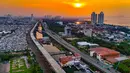 Foto udara memperlihatkan suasana pembangunan Jalan Tol Harbour Road II (HBR II) ruas Ancol Timur–Pluit di kawasan Ancol, Jakarta Utara, Senin (6/4/2026) sore WIB. Sebagai bagian dari upaya meningkatkan konektivitas di wilayah pesisir utara kota Jakarta, pengerjaan pembangunan jalan bebas hambatan atau tol Harbour Road II terus dikerjakan. (merdeka.com/Arie Basuki)