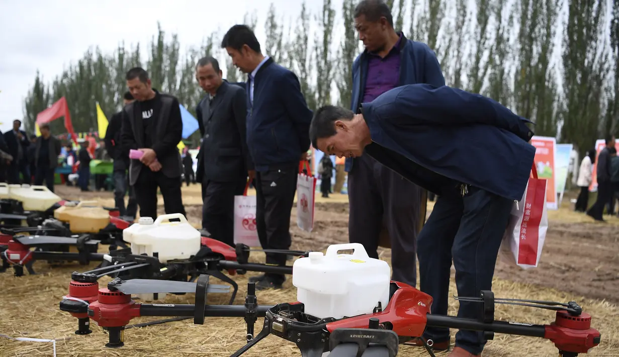 Warga desa membeli sejumlah mesin pertanian di Haiyuan, Zhongwei, Daerah Otonom Etnis Hui Ningxia, China, Selasa (22/9/2020). Pameran mesin pertanian meramaikan festival panen petani China. (Xinhua/Wang Peng)