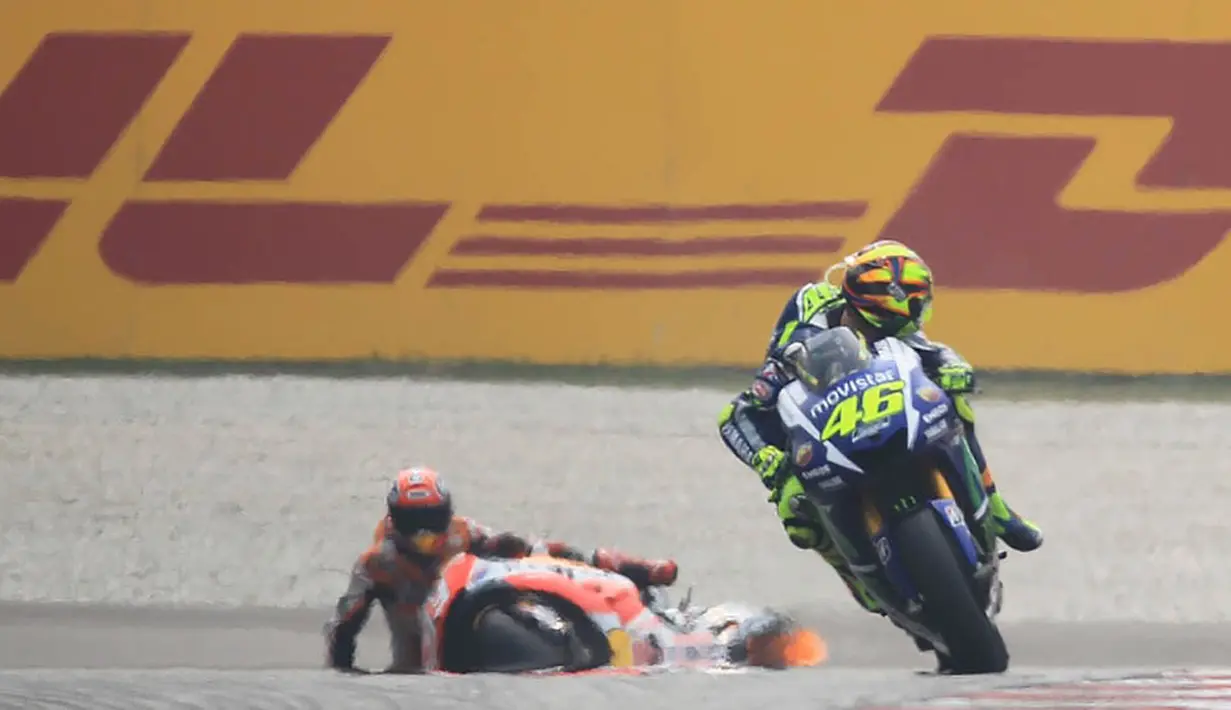 6. Pebalap Italia, Valentino Rossi, terlibat clash dengan pebalap Spanyol, Marc Marquez, di Sirkuit Sepang, Malaysia. Rossi dianggap bersalah karena menjatuhkan Marquez dan dijatuhi hukuman tiga poin. (Crash.net)