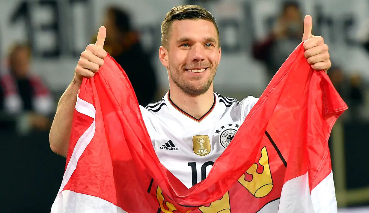 Ekspresi mantan pemain Arsenal, Lukas Podolski usai pertandingan melawan Inggris di Dortmund, (23/3). Mantan pemain Arsenal itu memang sudah tak masuk skuat utama Joachim Loew di Piala Eropa. (AP/Martin Meissner)