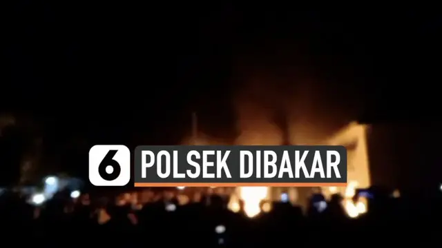 Warga marah datangi kantor Polsek Candipuro Lampung Selatan Selasa (18/5) malam. Mereka tak terkendali hingga merusak dan membakar kantor Polsek.