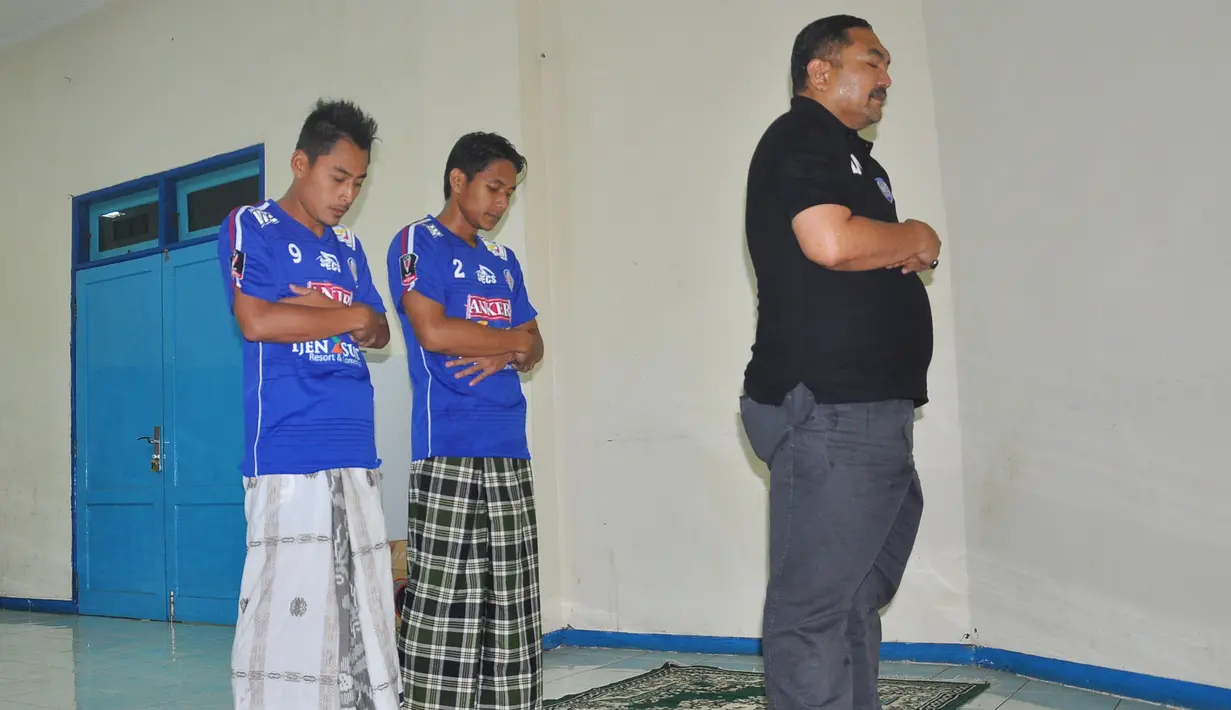 Striker Arema Cronus, Samsul Arif (kiri) menyempatkan diri untuk sholat maghrib sebelum laga perempat final Piala Presiden 2015 melawan Bali United di Stadion Kanjuruhan, Malang, Sabtu (19/9/2015). (Bola.com/Kevin Setiawan)