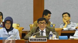 Menteri Hukum dan HAM Yasonna Laoly mengikuti rapat dengan Badan Legislasi (Baleg) DPR di Kompleks Parlemen, Senayan, Jakarta, Selasa (16/6/2015). Dalam rapat tersebut membahas RUU tambahan di Prolegnas 2014-2019. (Liputan6.com/Andrian M Tunay)