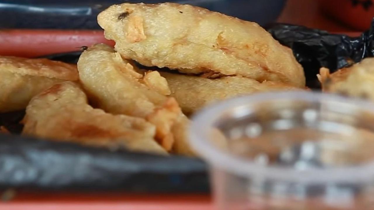Untuk memenuhi kebutuhan pemulung di sana, Yulianti menyediakan kopi, gorengan, es, mie hingga makan siang.