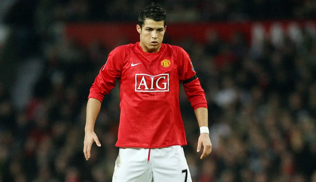 Cristiano Ronaldo - CR7 yang baru kembali ke Manchester United dinobatkan sebagai pemain dengan gaji termahal di Liga Inggris saat ini. Megabintang asal Portugal tersebut menerima gaji mencapai 510 ribu pounds per pekan. (Foto: AFP/Paul Ellis)