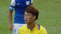 Lee Kil-hoon, tengah menjalani sesi trial di klub Semen Padang. (Bola.com/Arya Sikumbang)