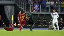 Penjaga gawang Fiorentina Bartlomiej Dragowski (kanan) menerima kartu merah karena melakukan pelanggaran terhadap pemain AS Roma Tammy Abraham (kiri) pada pertandingan Serie A di Stadion Olimpiade Roma, Italia, Minggu (22/8/2021). AS Roma menang dengan skor 3-1. (AP Photo/Gregorio Borgia)