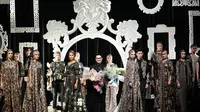 Denny Wirawan mengeluarkan koleksi busana terbaru Kelana Spring Summer 2017 yang terinspirasi dari kekayaan budaya dan kain Indonesia.