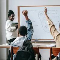 Ketahui perbedaan karakter orang cerdas dan jenius (foto: Pexels/Katerina Holmes)