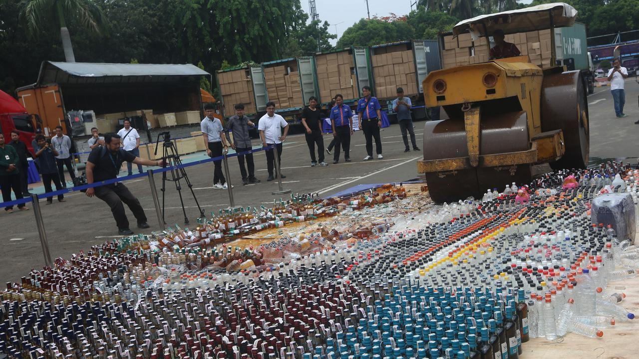 Menko Polkam Budi Gunawan dan Menkeu Sri Mulyani musnahkan barang penyelundupan
