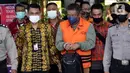 Mantan Wali Kota Yogyakarta, Haryadi Suyuti (rompi oranye) menuju mobil tahanan usai rilis penetapan dan penahanan tersangka di Gedung KPK, Jakarta, Jumat (3/6/2022). Haryadi Suyuti bersama tiga orang lainnya ditahan KPK terkait suap pengurusan perizinan di wilayah Pemkot Yogyakarta. (Liputan6.com/Helmi Fithriansyah)