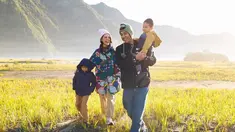 Baru-baru ini Andien bersama suami, Irfan Wahyudi alias Ipey, mengajak dua buah hati mereka, yakni Anaku Askara Biru dan Anaku Tarisma Jingga, pelesir ke Bromo, Jawa Timur. Andien memamerkan sejumlah momen hangat dari melangkah bersama hingga pose di atas mobil. Sejumlah fotonya bisa jadi inspirasi Anda jika suatu saat berkunjung ke sana. (Foto: Dok. Instagram @andienaisyah)
