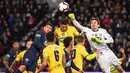 Kiper FC Nantes, Ciprian Tatarusanu, menghalau bola saat melawan Paris Saint-Germain (PSG) pada laga semifinal Piala Prancis 2019 di Stadion Parc des Princes, Rabu (3/4). PSG menang 3-0 atas FC Nantes. (AFP/Anne-Christine Poujoulat)