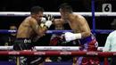 Petinju Indonesia, Daud Yordan (kanan) melancarkan pukulan ke arah Panya Uthok (Thailand) pada laga mempertahankan gelar WBC Asia Boxing Council Silver Super Lightweight di Balai Sarbini, Jakarta, Jumat (1/7/2022). Kedua petinju jual-beli seragan dalam tiga ronde pertama. Duel memanas hingga memasuki ronde keenam. (Liputan6.com/Helmi Fithriansyah)
