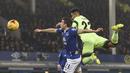 Pemain Manchester City, Gael Clichy (kanan) berebut bola dengan pemain Everton, Seamus Coleman pada leg pertama semi-final Piala Liga Inggris di Stadion Goodison Park, Liverpool, Rabu (6/01/2016). (AFP Photo/Paul Ellis)