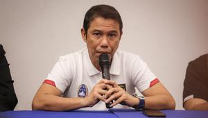 Sekjen PSSI, Yunus Nusi memberikan keterangan saat konferensi pers mengenai kericuhan yang terjadi di Stadion Kanjuruhan, pada Minggu (02/10/2022) di Stadion Madya, Senayan, Jakarta. (Bola.com/Bagaskara Lazuardi)