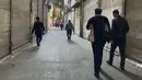 Orang-orang berjalan melalui toko-toko yang tutup di Grand Bazaar Teheran, Iran, Selasa (15/11/2022). Seperti protes lainnya setelah kematian Mahsa Amini pada 16 September, demonstrasi tersebut sebagian besar tampak tanpa pemimpin. (AP Photo/Vahid Salemi)