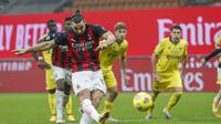 Striker AC Milan Zlatan Ibrahimovic gagal mencetak gol dari tendangan penalti saat melawan Hellas Verona pada pekan kedelapan Liga Italia di San Siro, Senin (9/11/2020) dini hari WIB. (AP Photo/Antonio Calanni)