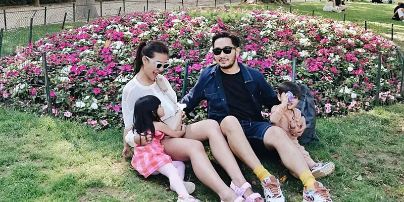 FOTO: Tampil Stylish Bersama Buah Hati, Ini Momen Liburan Syahnaz Sadiqah di Paris