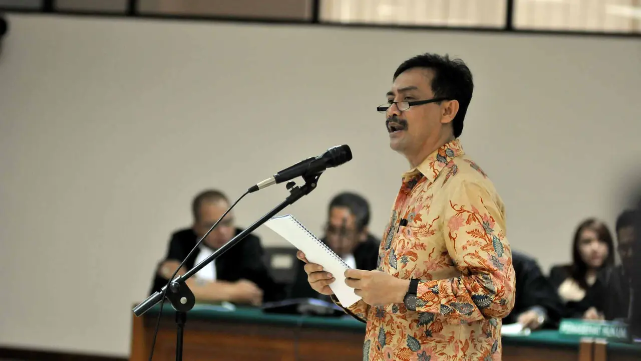 [FOTO] Andi Malarangeng Baca Nota Keberatan Sambil Berdiri