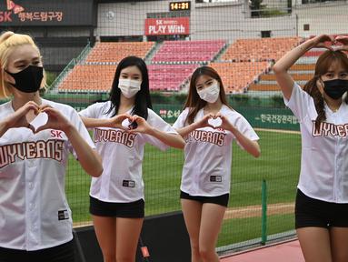 Pemandu sorak saat pembukaan pertandingan kompetisi baseball KBO League 2020 di Munhak Baseball Stadium, Incheon, Kamis (5/5/2020). Korea Selatan kembali gelar kompetisi baseball KBO League 2020 dengan sistem pertandingan tanpa penonton di tengah pandemi COVID-19. (AFP/Jung Yeon-je)