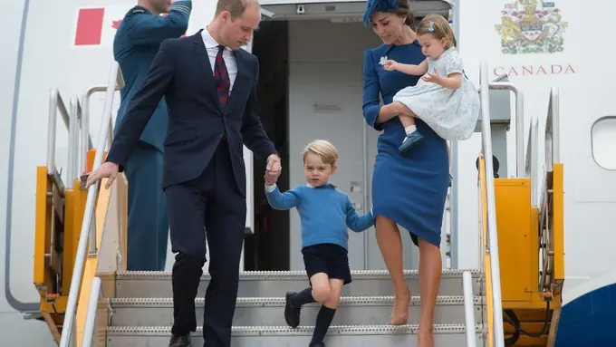 Pangeran William dan Kate Middleton membawa serta anak-anaknya dalam perjalanan kerajaan. (AFP/Bintang.com)