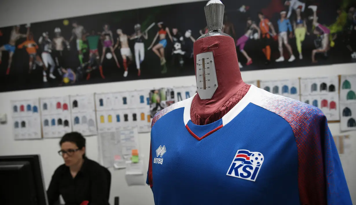 Seragam timnas sepak bola Islandia rancangan Errea terlihat di Torrile, dekat Parma, Italia Utara, (20/4).  Seragam ini akan digunakan timnas Islandia selama perhelatan Piala Dunia 2018 mendatang. (AFP Photo/Marco Bertorello)